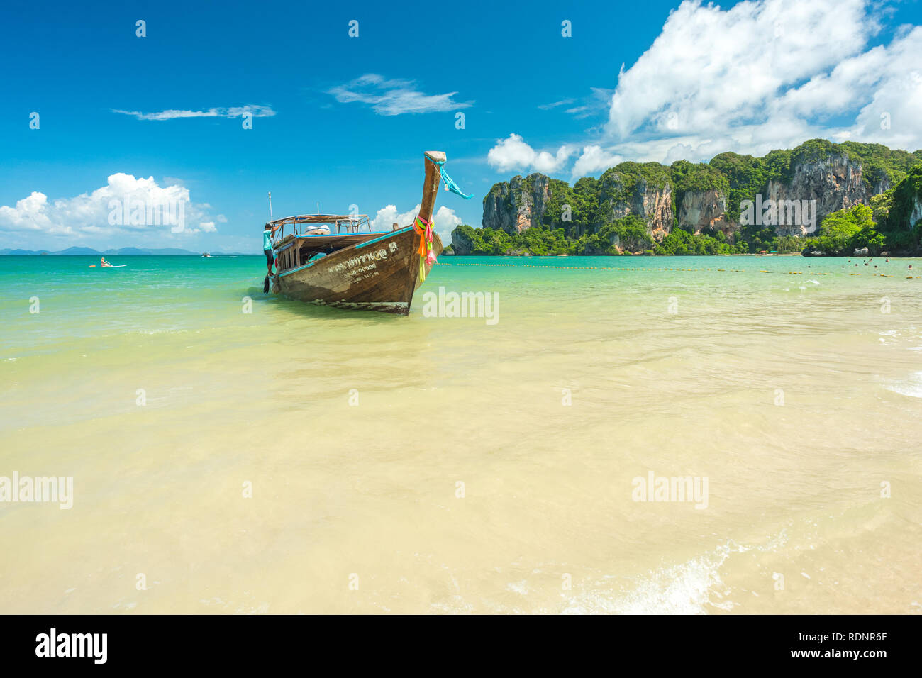 Railay, Tailandia - 3 Luglio 2018: di una barca dalla coda lunga arriva nel West Railay Beach. Foto Stock