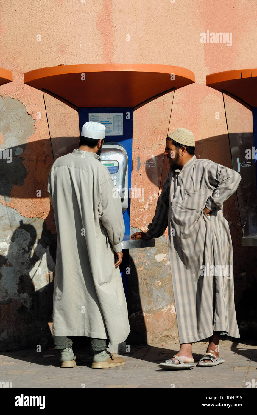 Marocchini tramite telefono pubblico o di Marrakech Marrakech marocco Foto Stock