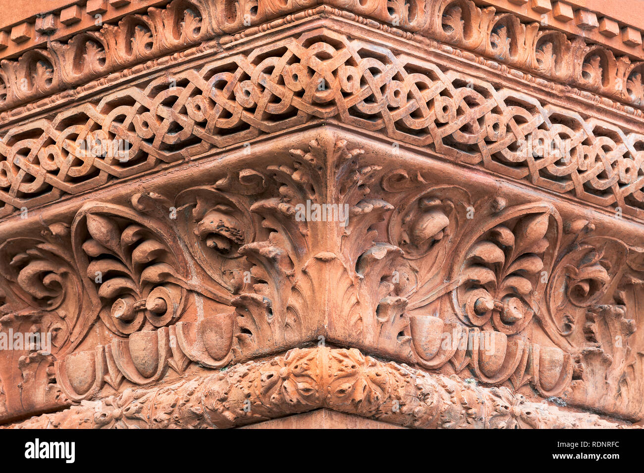 Sculture in pietra al di fuori il Ponce de Leon Hotel su King Street sul campus di Flagler College nel centro di Sant'Agostino, Florida Foto Stock