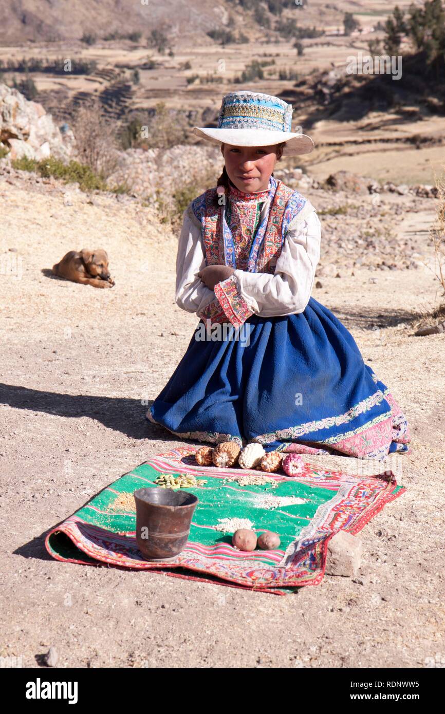 Giovane ragazza che vendono souvenir, Coporaque, Perù, Sud America Foto Stock