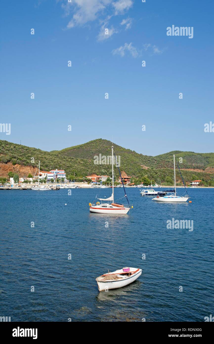 Barche a vela presso il porto naturale di Porto Koufo sulla penisola di Sithonia in Chalcidice, Macedonia centrale, Grecia, Europa Foto Stock