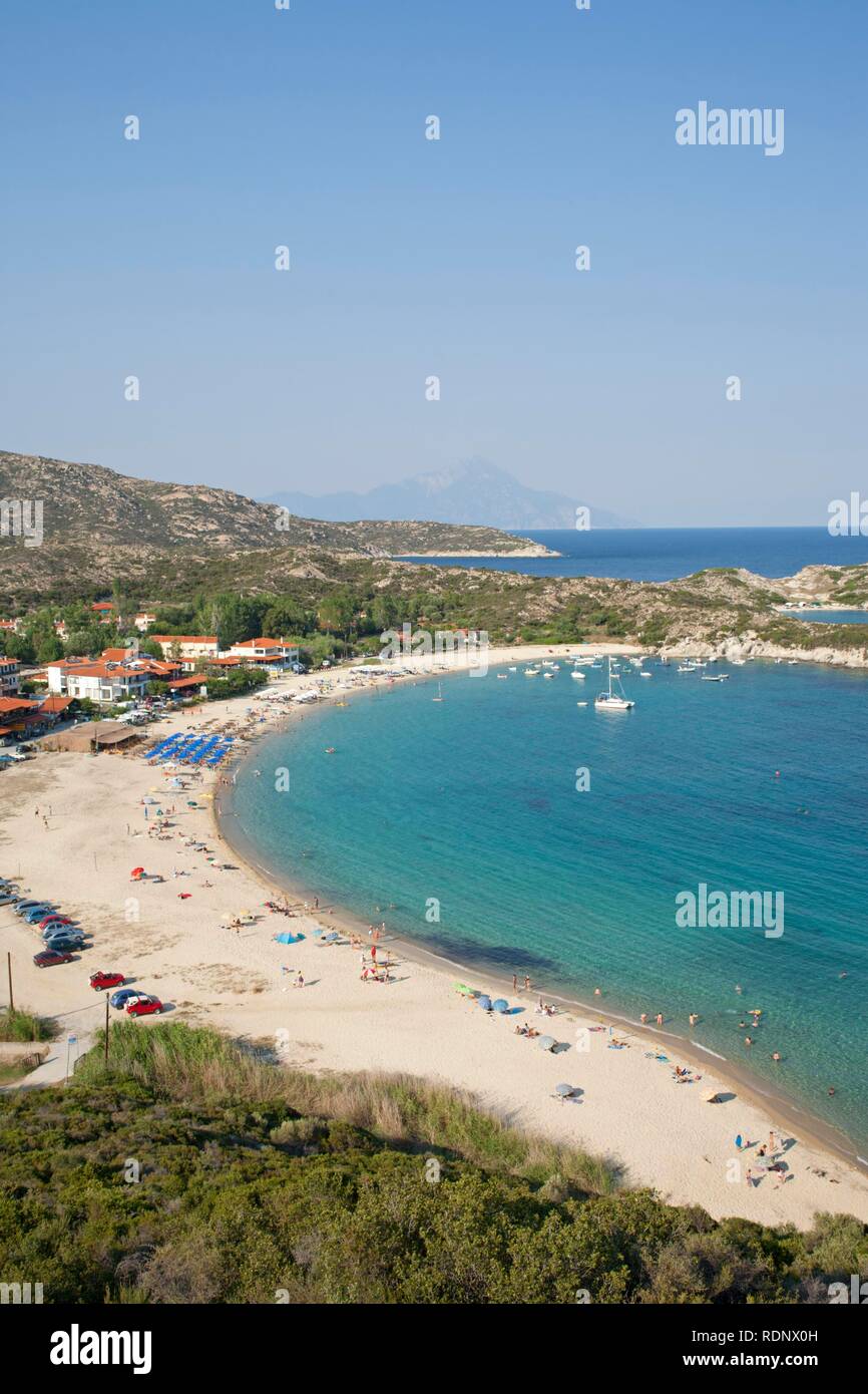 Kalamitsi Beach sulla penisola di Sithonia in Chalcidice con il Monte Athos in retro, la Macedonia centrale, Grecia, Europa Foto Stock