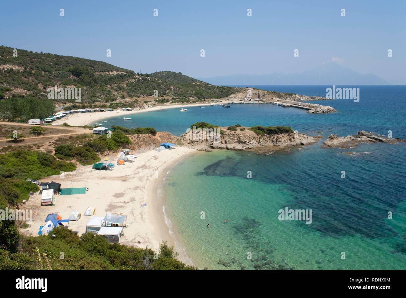 Ahlada spiaggia vicino Sarti sulla penisola di Sithonia in Chalcidice con il Monte Athos in retro, la Macedonia centrale, Grecia, Europa Foto Stock