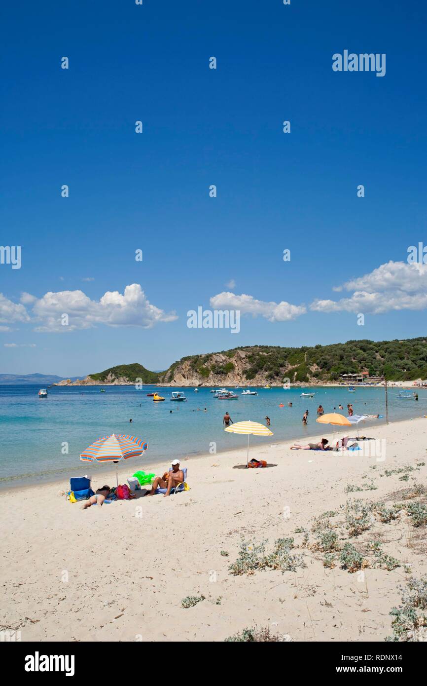 Spiaggia di sabbia sulla piccola isola Amouliani fuori della penisola di Athos in Chalcidice, Macedonia centrale, Grecia, Europa Foto Stock