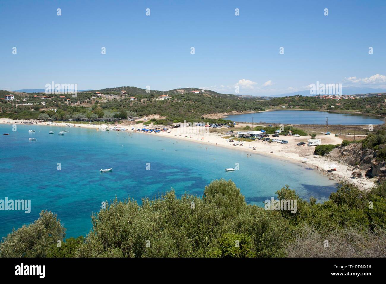 Spiaggia di sabbia sulla piccola isola Amouliani fuori della penisola di Athos in Chalcidice, Macedonia centrale, Grecia, Europa Foto Stock