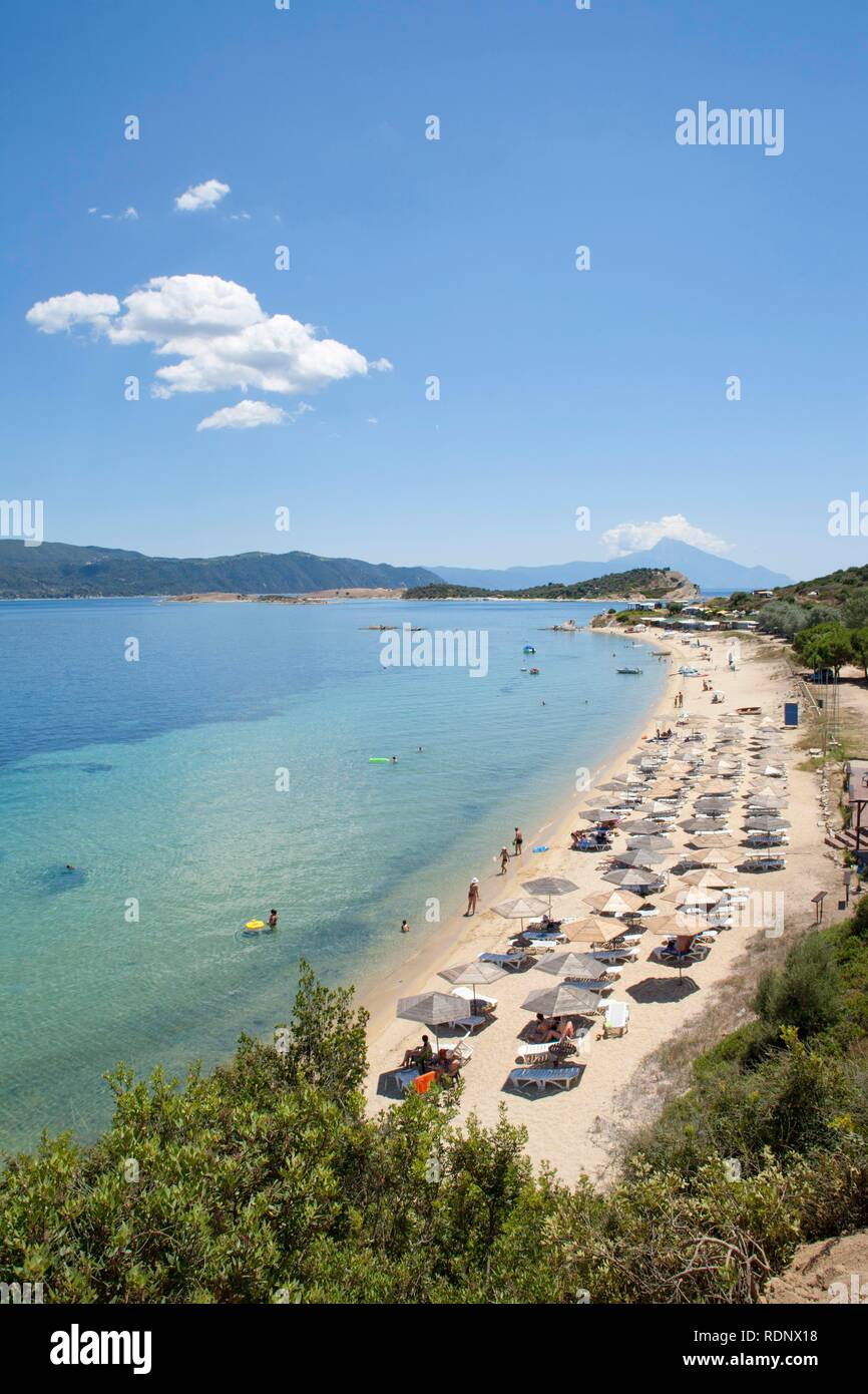 Spiaggia di sabbia sulla piccola isola Amouliani fuori della penisola di Athos in Chalcidice con il Monte Athos in retro, Macedonia centrale. Foto Stock