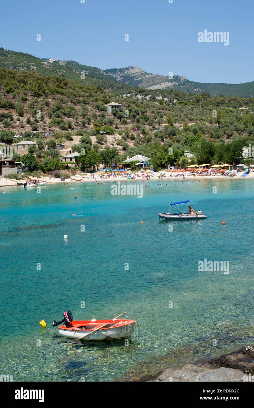 Barche in un'idilliaca baia vicino Alyki sull'isola di Thassos, Macedonia, Grecia, Europa Foto Stock