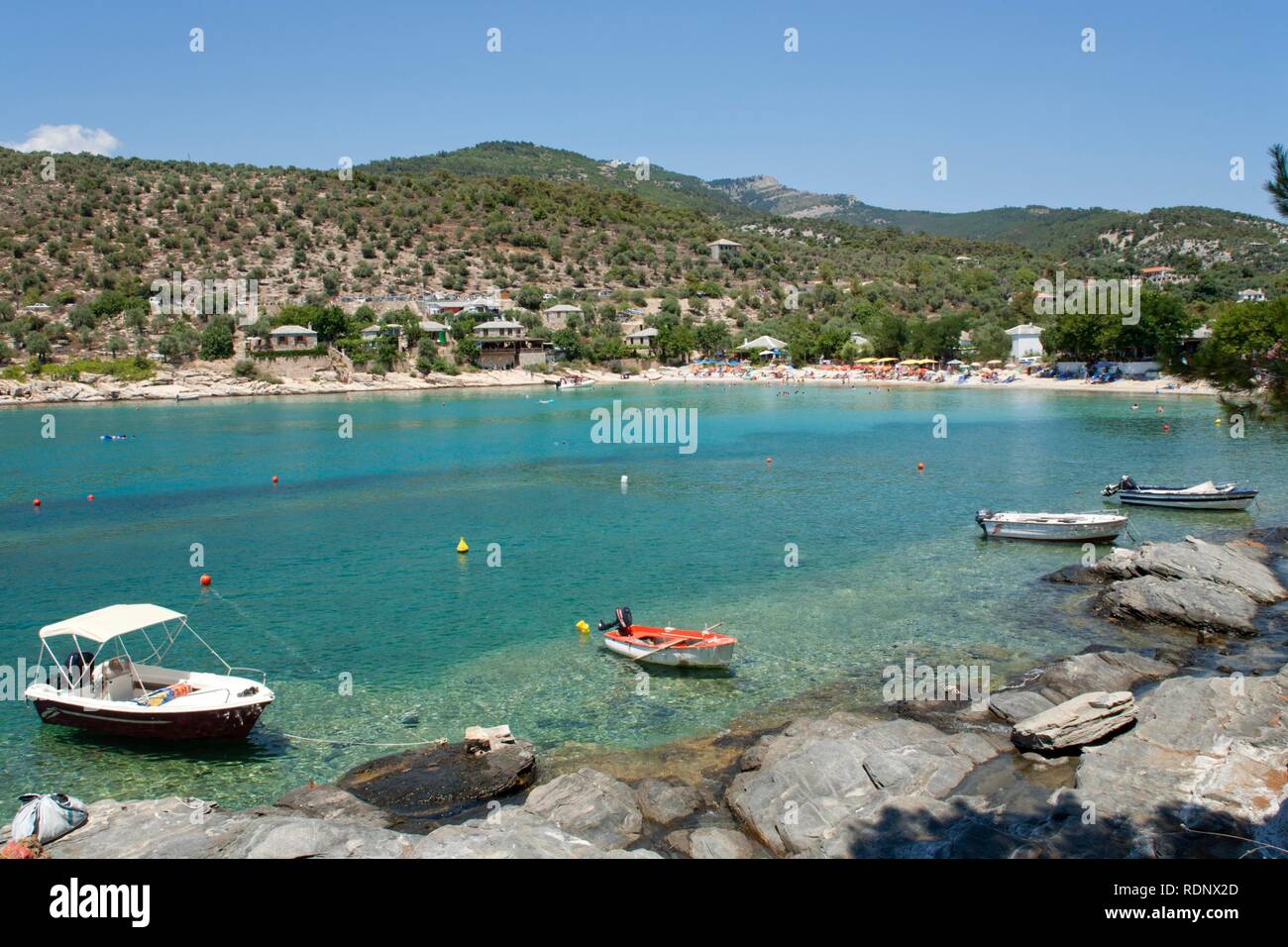 Barche in un'idilliaca baia vicino Alyki sull'isola di Thassos, Macedonia, Grecia, Europa Foto Stock