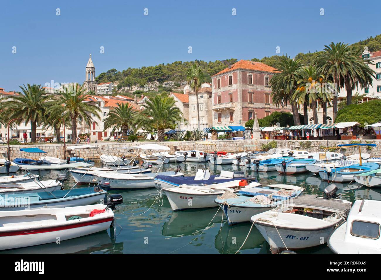 Le barche nel porto della città di Hvar, isola di Hvar Dalmazia Centrale, Adriatico, Croazia, Europa Foto Stock