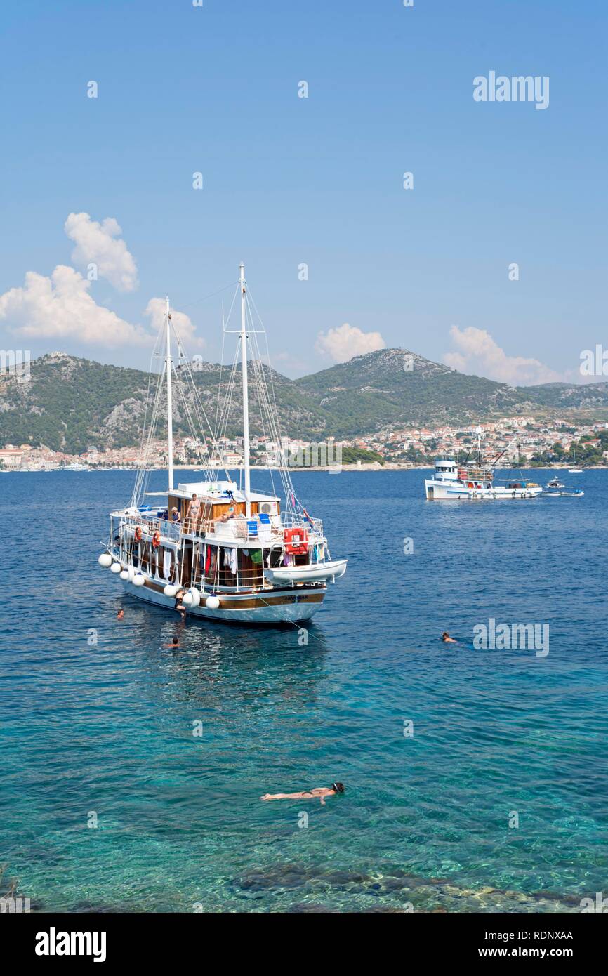 Escursione di ancoraggio barche off Stipanska isola, Isola di Hvar sul retro, Dalmazia Centrale, Adriatico, Croazia, Europa Foto Stock