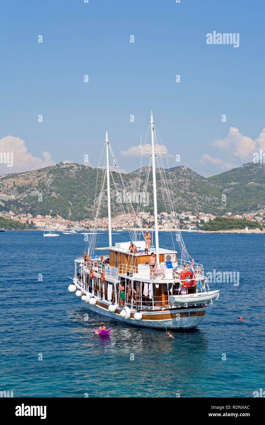 Escursione in barca off di ancoraggio Stipanska isola, Isola di Hvar sul retro, Dalmazia Centrale, Adriatico, Croazia, Europa Foto Stock