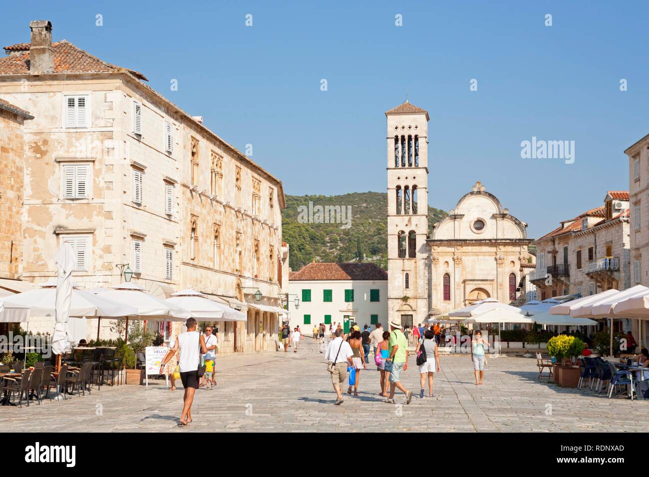 La piazza principale della citta di Hvar, isola di Hvar Dalmazia Centrale, Adriatico, Croazia, Europa Foto Stock