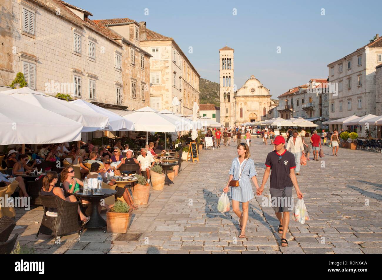 La piazza principale della città di Lesina, Hvar, isola della Dalmazia centrale, Adriatico, Croazia, Europa Foto Stock