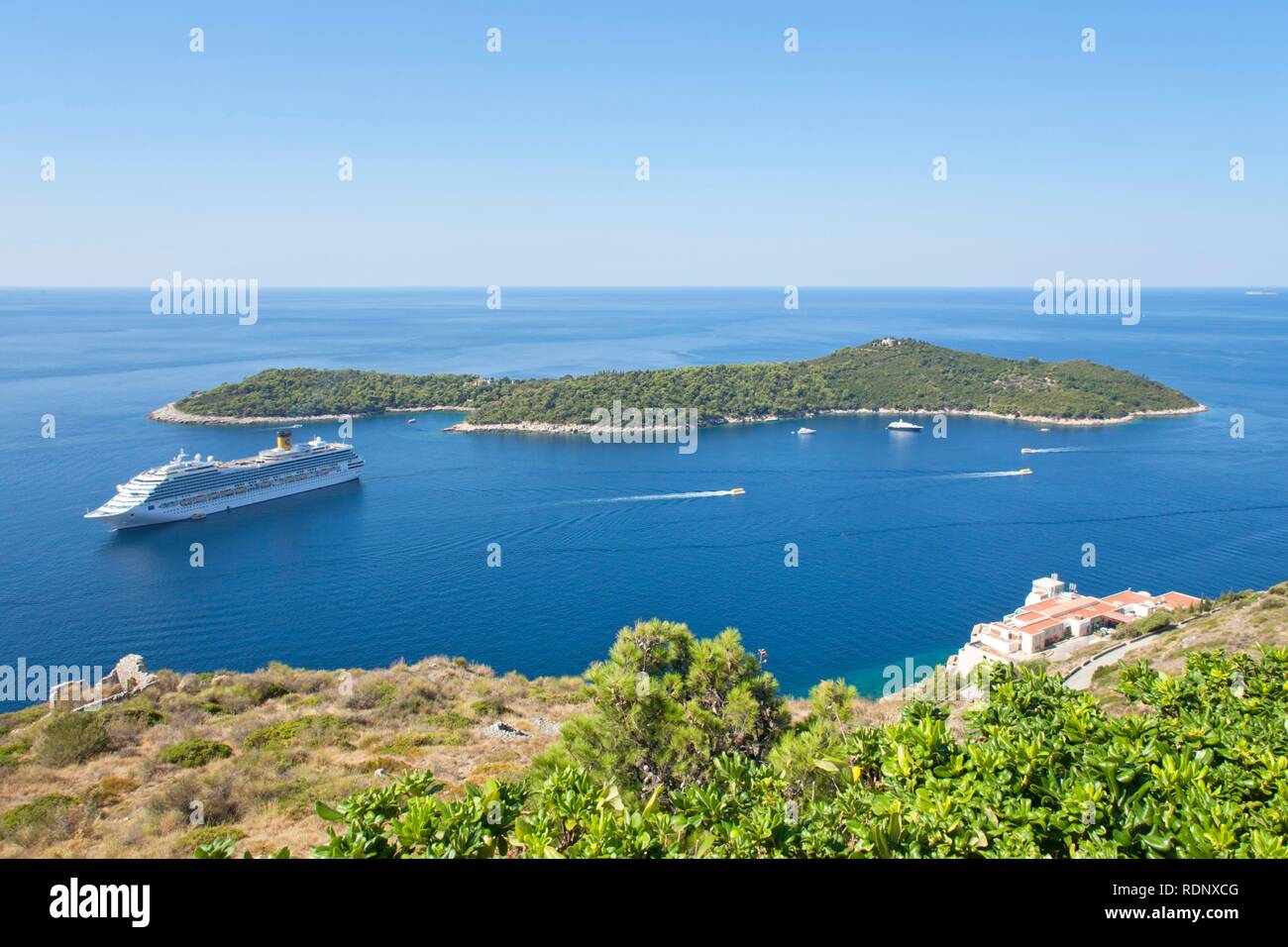 Crociera off di ancoraggio isola di Lokrum vicino Dubrovnik, Dalmazia Meridionale, costa Adriatica, Croazia, Europa Foto Stock