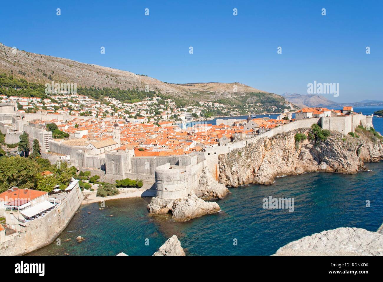 Con vista sul centro storico di Dubrovnik da Fort St Lawrence, Dalmazia Meridionale, costa Adriatica, Croazia, Europa Foto Stock