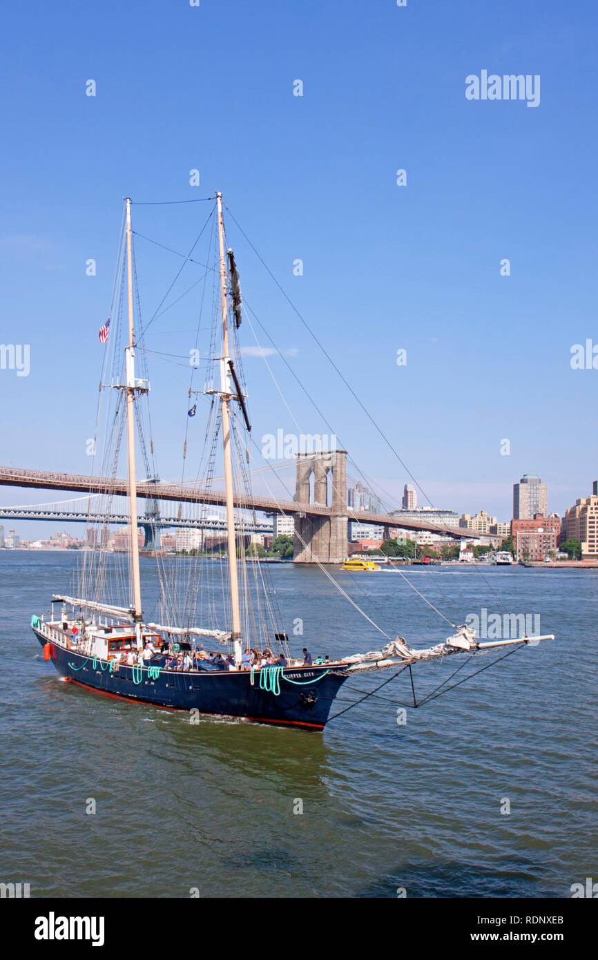 Nave a vela nella parte anteriore del ponte di Brooklyn, New York, Stati Uniti d'America Foto Stock