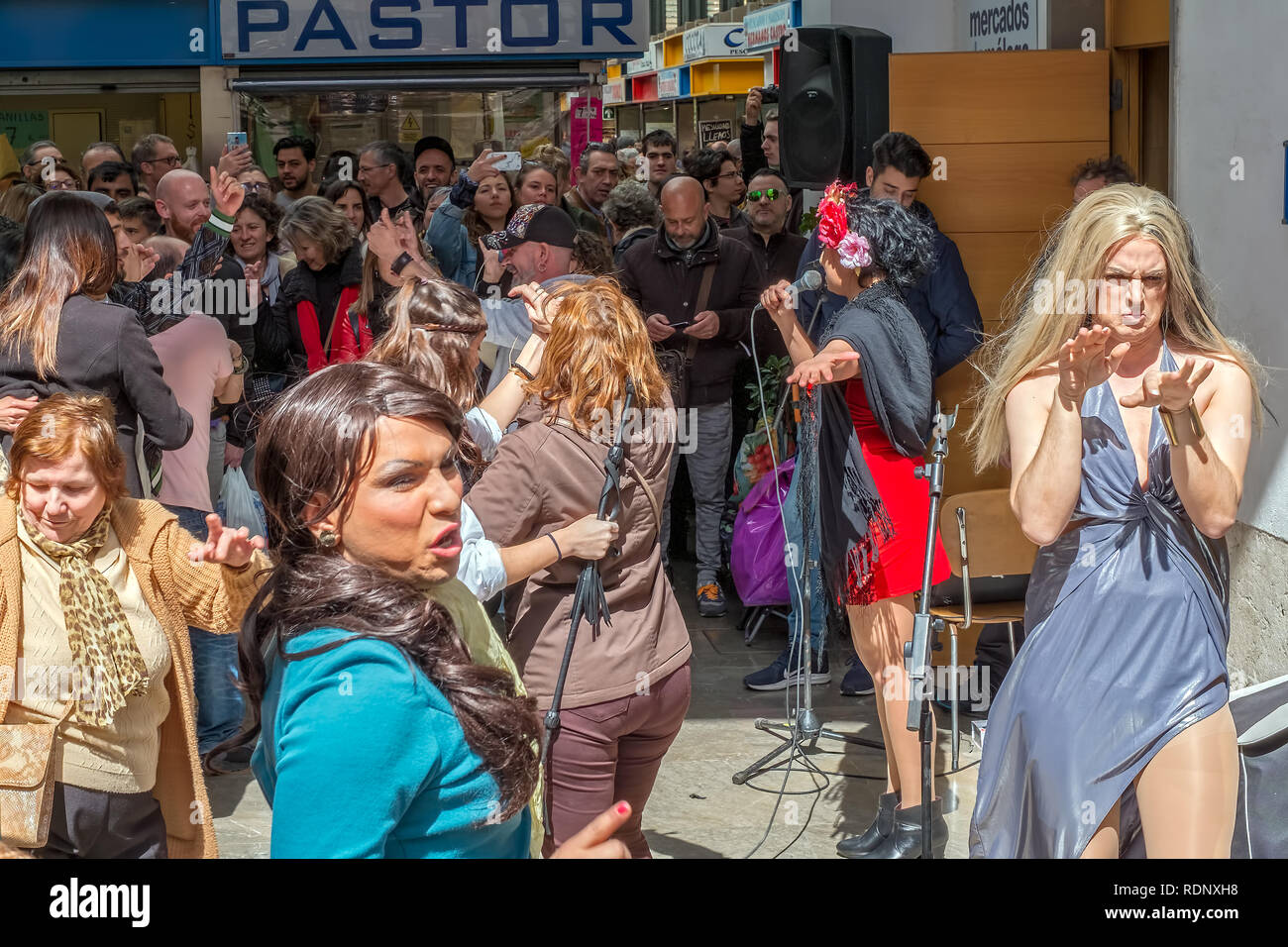 Malaga, Spagna - 24 Marzo 2018. Celebrando e ballare le persone nel mercato centrale Foto Stock