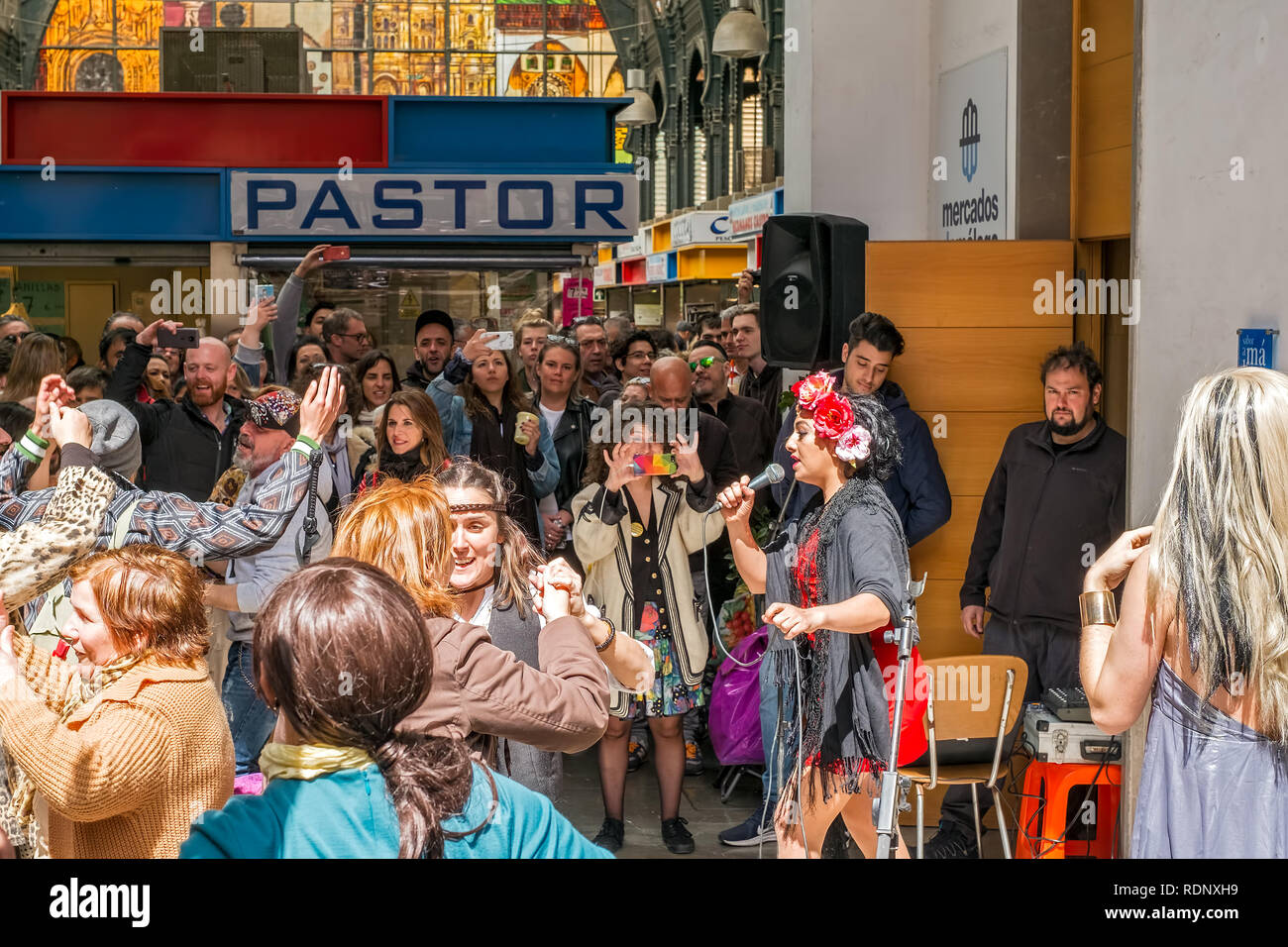 Malaga, Spagna - 24 Marzo 2018. Celebrando e ballare le persone nel mercato centrale Foto Stock