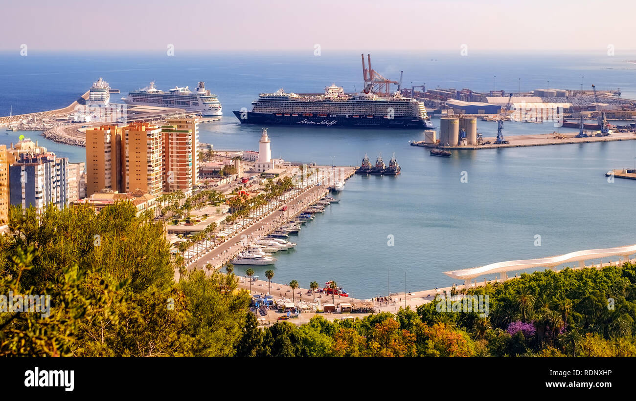 Malaga, Spagna - 18 maggio 2018. La nave di crociera Mein Schiff 5 passa le crociere Seven Seas Explorer e Rhapsody dei mari come si lascia il porto di Mala Foto Stock