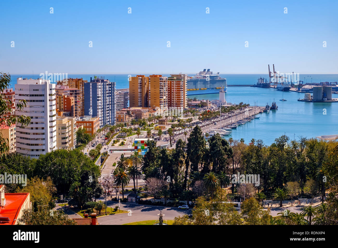 Malaga, Spagna - 27 Marzo 2018. Porto di Malaga e lussuosa nave da crociera sinfonia dei mari Foto Stock