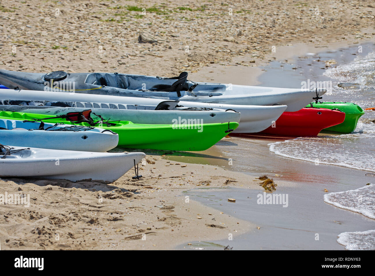 Colorato Canoe sulla spiaggia sabbiosa. Il concetto di riposo attivo Foto Stock