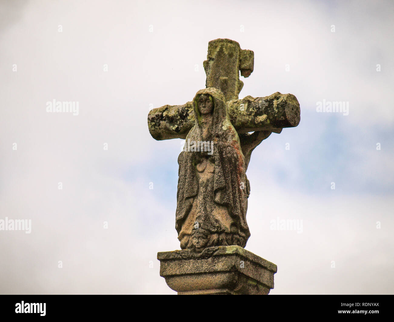 Croce di pietra di Santo Tomas de Monteagudo chiesa Foto Stock