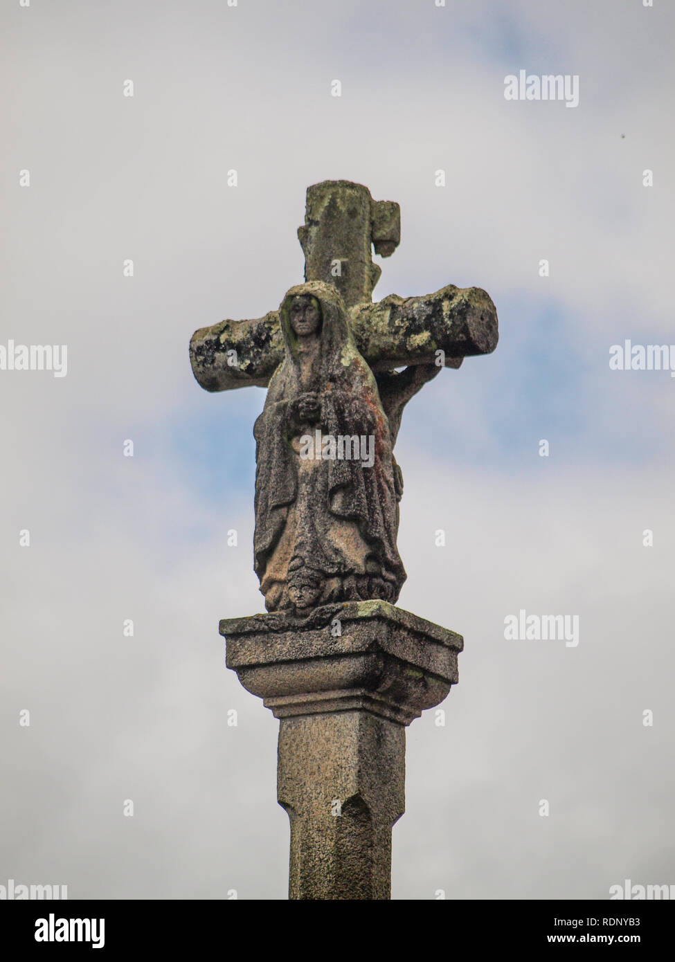 Croce di pietra di Santo Tomas de Monteagudo chiesa Foto Stock