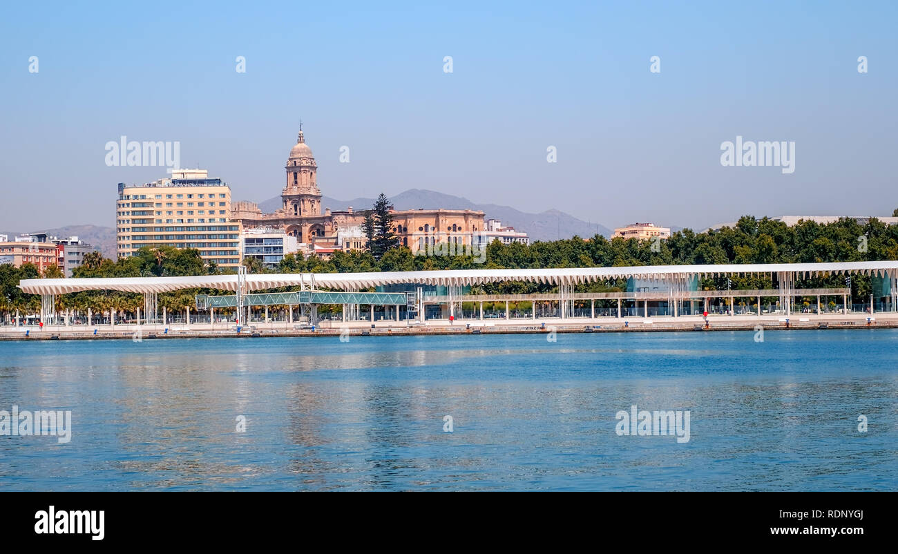 Malaga, Spagna - 03 Agosto, 2018. Vista del Paseo del Muelle Onu nel porto di Malaga. El Muelle Onu, Cattedrale dell Incarnazione e Hotel Marriott, AC Hotel Foto Stock