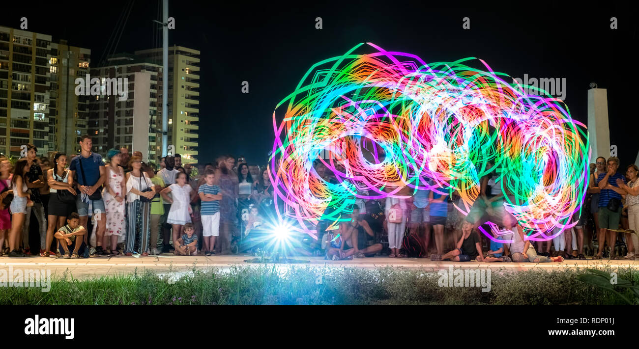 Malaga, Spagna - 10 agosto 2018. Strada luce mostra di pittura presso il cerimoniale di apertura della città celebrazioni, annunciano l'inizio dell'annuale w Foto Stock