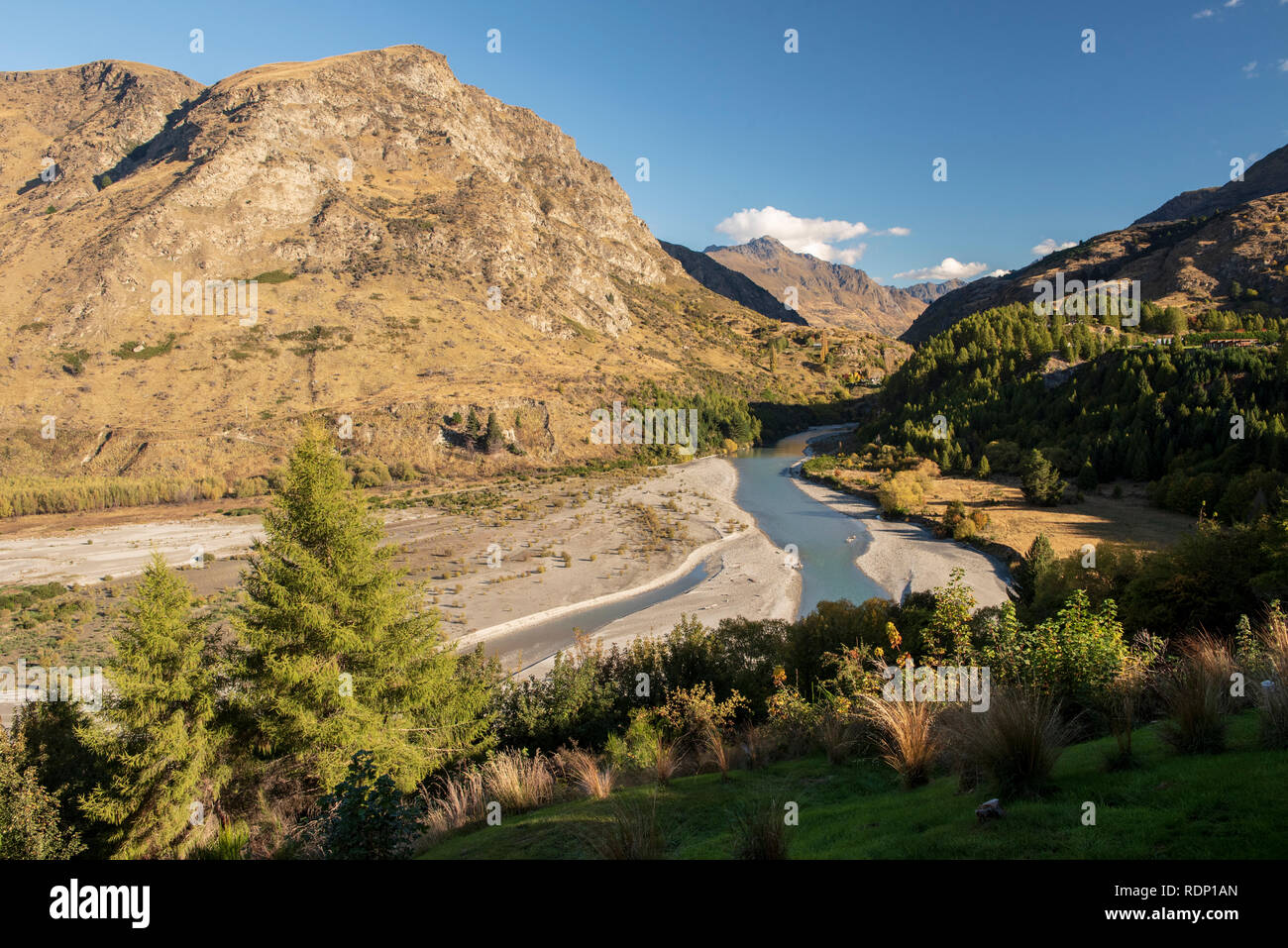 Vista del fiume Shotover come si vede dall'onsen piscine calde vicino a Queenstown sull'Isola del Sud della Nuova Zelanda. Foto Stock