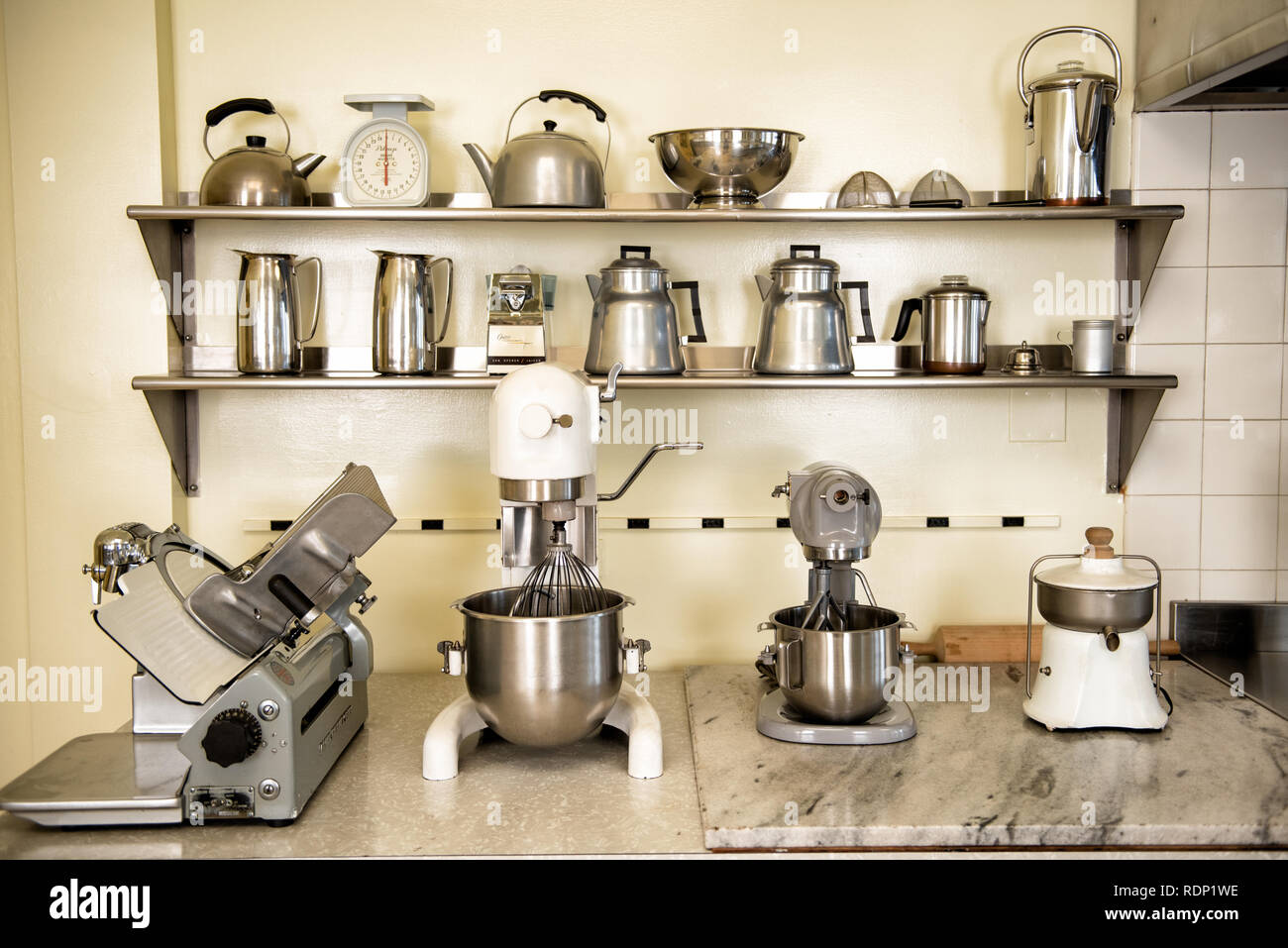 Hillwood Estate Kitchen Washington DC // WASHINGTON DC — la cucina di Hillwood Estate. Hillwood Estate and Museum a Washington DC è l'ex residenza di una donna d'affari, socialite, filantropa e collezionista Marjorie Merriweather Post, Hillwood è nota per ospitare ed esporre la grande collezione di arti decorative di Post, con punti di forza particolari nelle collezioni della Casa di Romanov, tra cui Fabergé Eggs. Altre attrazioni sono l'arte francese del XVIII e XIX secolo e una delle più belle collezioni di orchidee del paese. Foto Stock