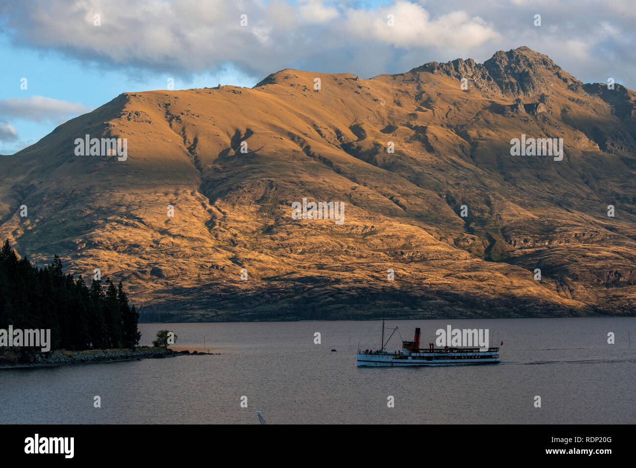 L'imbarcazione turistica il TSS Earnslaw crociere il litorale del Lago Wakatipu in Queenstown sull'Isola del Sud della Nuova Zelanda. Foto Stock