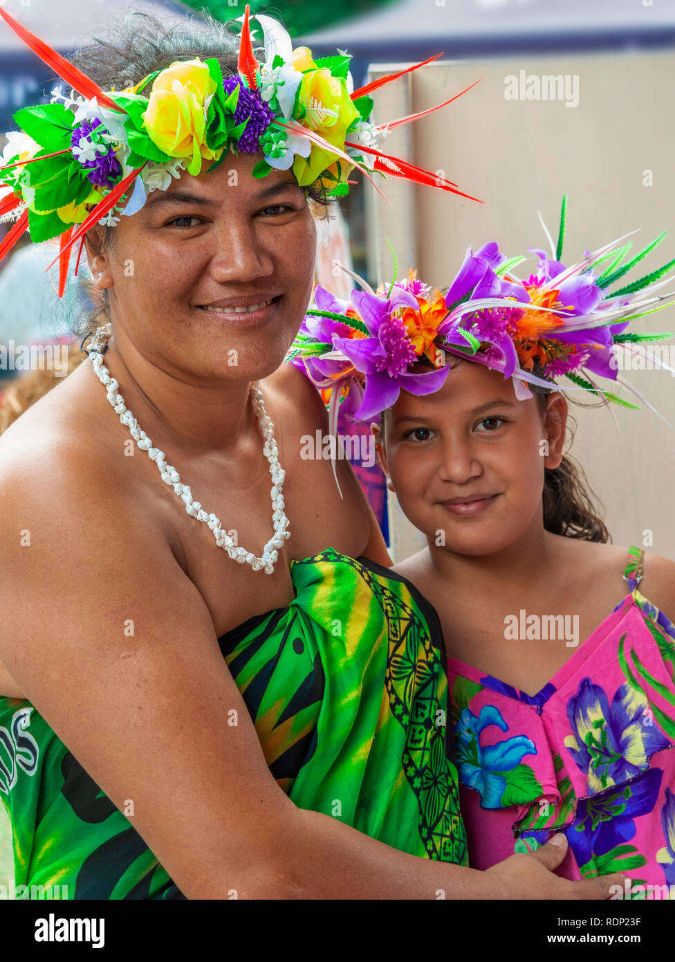 Madre e figlia vestito in abiti tradizionali con copricapo floreale a Rarotonga la più grande delle isole Cook, Sud Pacifico Foto Stock