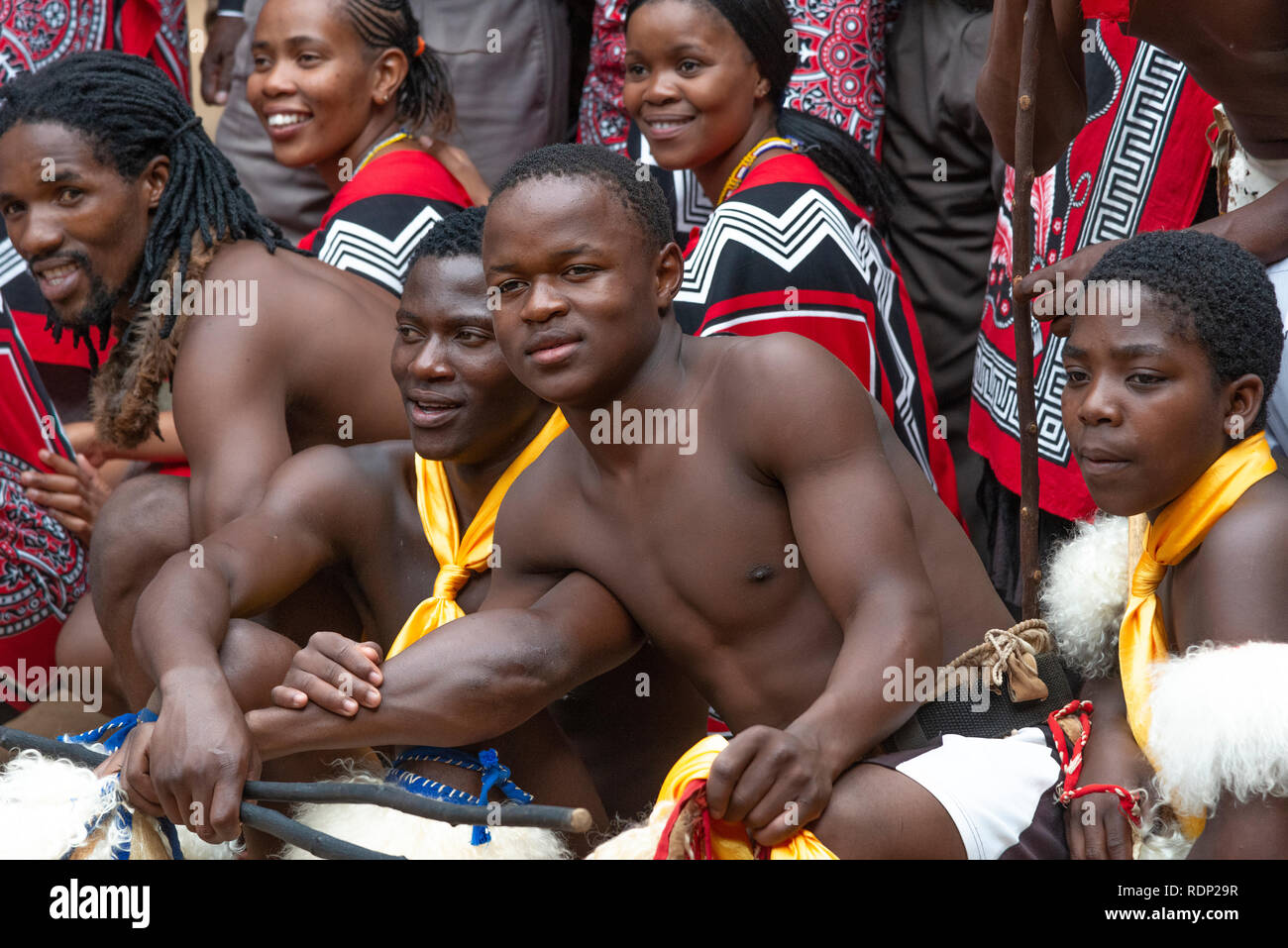 Tradizionale Swazi dance troupe in posa dopo il loro spettacolo al mantenga il villaggio culturale, Ezulwini Valley, eSwatini precedentemente noto come dello Swaziland Foto Stock