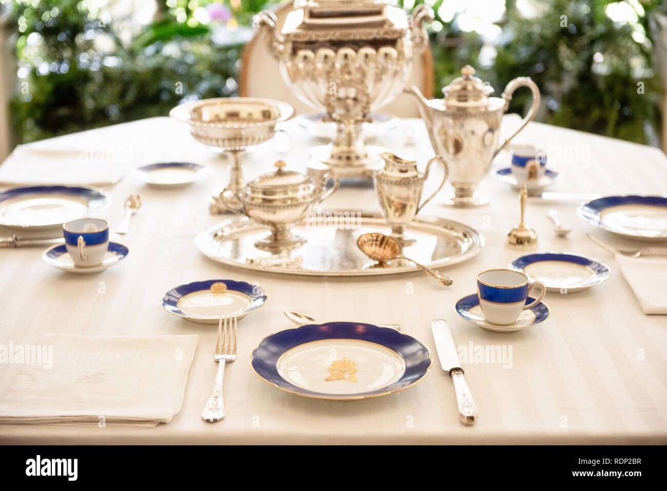Hillwood Estate Breakfast Dining area Washington DC // WASHINGTON DC - Una piccola area pranzo fuori dalla sala da pranzo principale che Marjorie Merriweather Post usava come sua area per la colazione. Hillwood Estate and Museum a Washington DC è l'ex residenza di una donna d'affari, socialite, filantropa e collezionista Marjorie Merriweather Post, Hillwood è nota per ospitare ed esporre la grande collezione di arti decorative di Post, con punti di forza particolari nelle collezioni della Casa di Romanov, tra cui Fabergé Eggs. Altre attrazioni sono l'arte francese del XVIII e XIX secolo e uno dei fi del paese Foto Stock