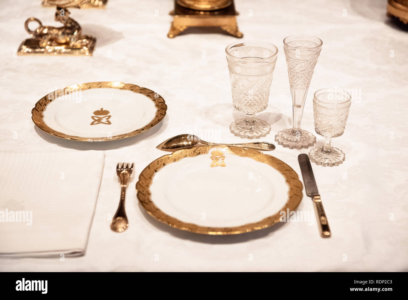 Hillwood Estate Dining Room Place che si trova a Washington DC // WASHINGTON DC - la sala da pranzo principale della Hillwood Estate. Hillwood Estate and Museum a Washington DC è l'ex residenza di una donna d'affari, socialite, filantropa e collezionista Marjorie Merriweather Post, Hillwood è nota per ospitare ed esporre la grande collezione di arti decorative di Post, con punti di forza particolari nelle collezioni della Casa di Romanov, tra cui Fabergé Eggs. Altre attrazioni sono l'arte francese del XVIII e XIX secolo e una delle più belle collezioni di orchidee del paese. Foto Stock