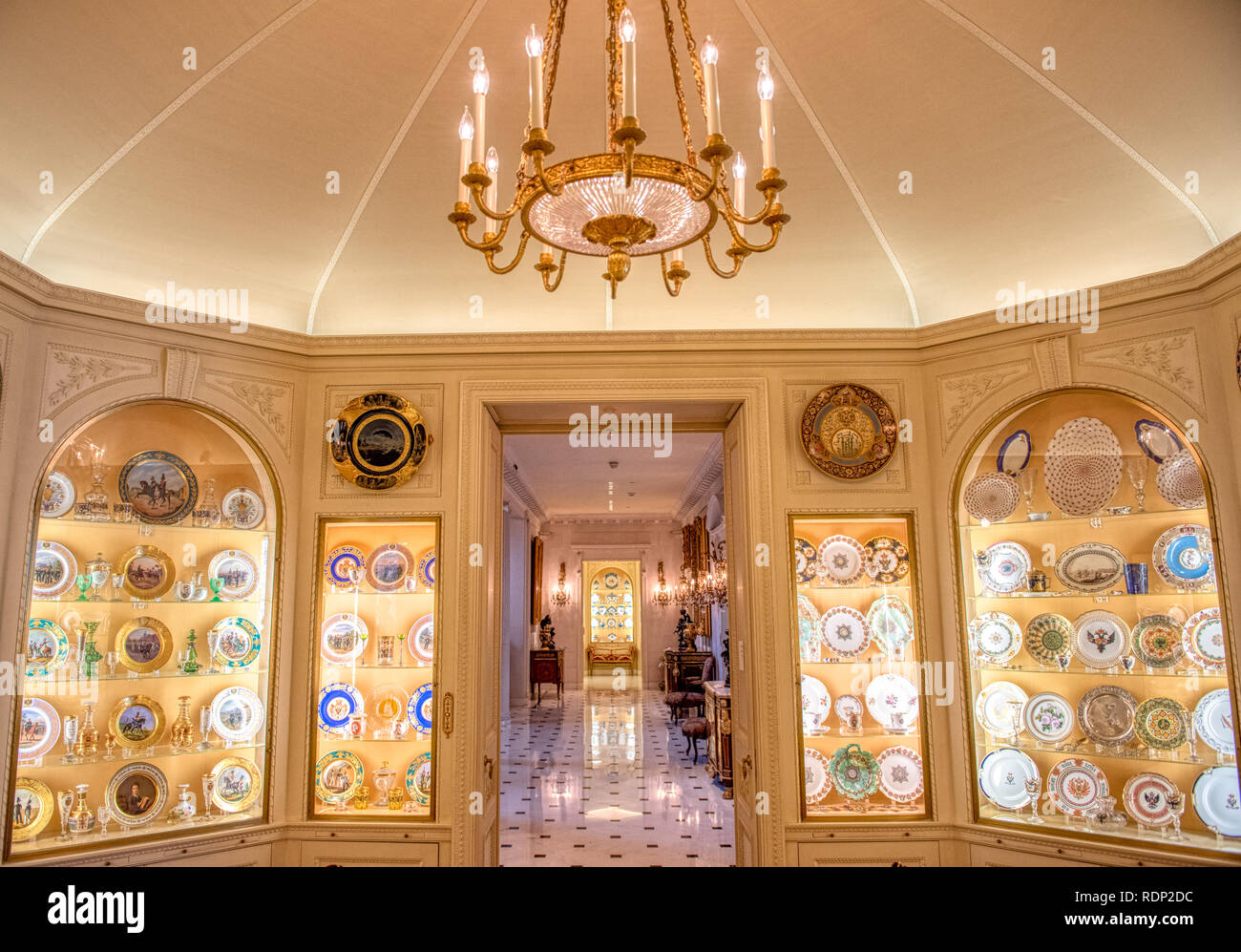 Hillwood Estate Decorative Arts Collection Washington DC // WASHINGTON DC — Hillwood Estate and Museum a Washington DC è l'ex residenza di una donna d'affari, socialite, filantropa e collezionista Marjorie Merriweather Post, Hillwood è nota per ospitare ed esporre la grande collezione di arti decorative di Post, con particolare forza nelle collezioni della Casa di Romanov, tra cui Fabergé Eggs. Altre attrazioni sono l'arte francese del XVIII e XIX secolo e una delle più belle collezioni di orchidee del paese. Foto Stock