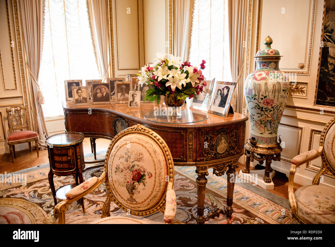 Hillwood Estate Decorative Arts Collection Washington DC // WASHINGTON DC — Hillwood Estate and Museum a Washington DC è l'ex residenza di una donna d'affari, socialite, filantropa e collezionista Marjorie Merriweather Post, Hillwood è nota per ospitare ed esporre la grande collezione di arti decorative di Post, con particolare forza nelle collezioni della Casa di Romanov, tra cui Fabergé Eggs. Altre attrazioni sono l'arte francese del XVIII e XIX secolo e una delle più belle collezioni di orchidee del paese. Foto Stock