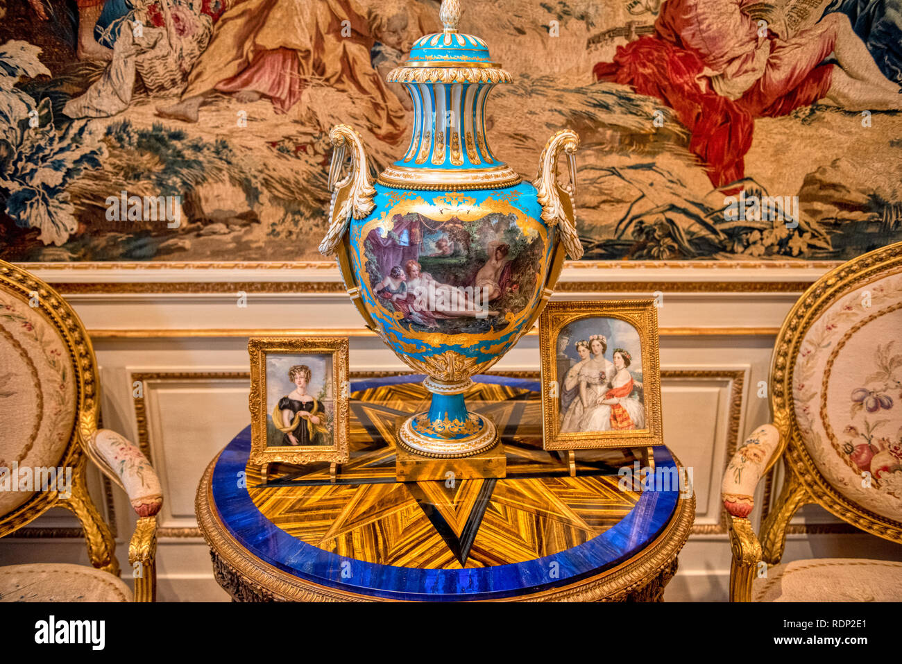 Hillwood Estate Decorative Arts Collection Washington DC | WASHINGTON DC — Oggetti della collezione di Hillwood Estate, Museum & Gardens, che riflettono la grandiosità eclettica che la collezionista Marjorie Merriweather Post ha portato nella sua villa neogeorgiana di 36 stanze nel quartiere di Forest Hills a Washington. Le arti decorative francesi di Post — mobili di Jean-Henri Riesener, ebanista di Luigi XVI e Maria Antonietta; porcellana di Sèvres; arazzi di Beauvais — si trovano accanto alla più completa collezione di arte imperiale russa al di fuori della Russia, inclusi quasi 90 opere di Fabergé. Aveva costruito, luce Foto Stock