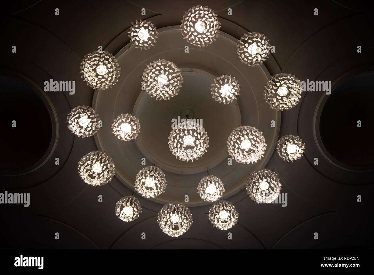 Hillwood Estate Decorative Arts Chandelier Washington DC // WASHINGTON DC — Hillwood Estate and Museum a Washington DC è l'ex residenza di una donna d'affari, socialite, filantropa e collezionista Marjorie Merriweather Post, Hillwood è nota per ospitare e mostrare la grande collezione di arti decorative di Post, con particolare forza nelle collezioni della Casa di Romanov, tra cui Fabergé Eggs. Altre attrazioni sono l'arte francese del XVIII e XIX secolo e una delle più belle collezioni di orchidee del paese. Foto Stock