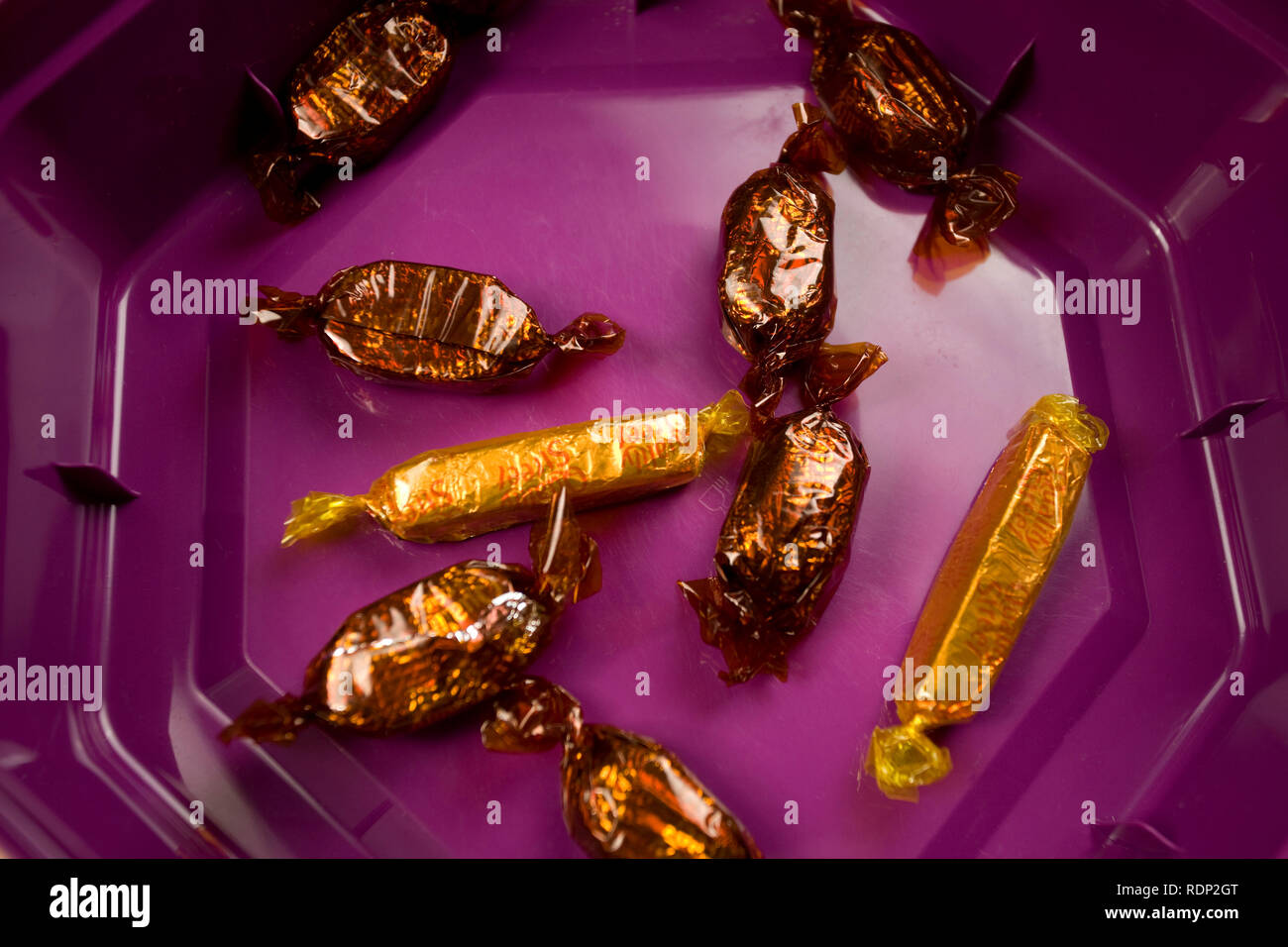 Quasi vuoto lo stagno di qualità Street cioccolatini Foto Stock