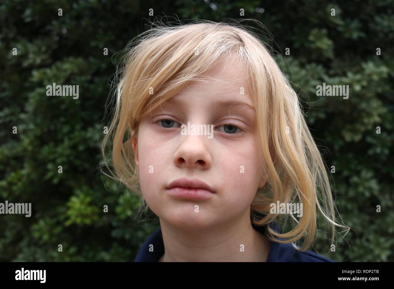 In prossimità della faccia di un pallido listless infelice giovane ragazza bionda Foto Stock