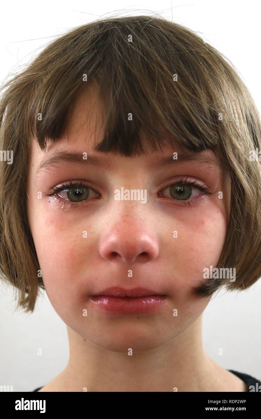 Ritratto di un sconvolto ribelle bambina con le lacrime di frustrazione nei suoi occhi Foto Stock