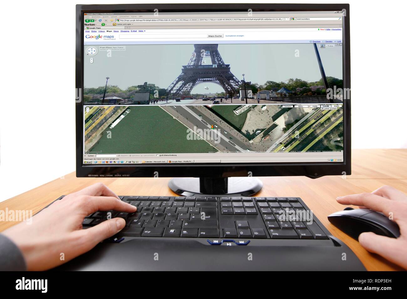 Persona seduta a un computer funzionante con Google Street View tramite Google Maps, utilizzando internet, schermo che mostra le immagini di Foto Stock