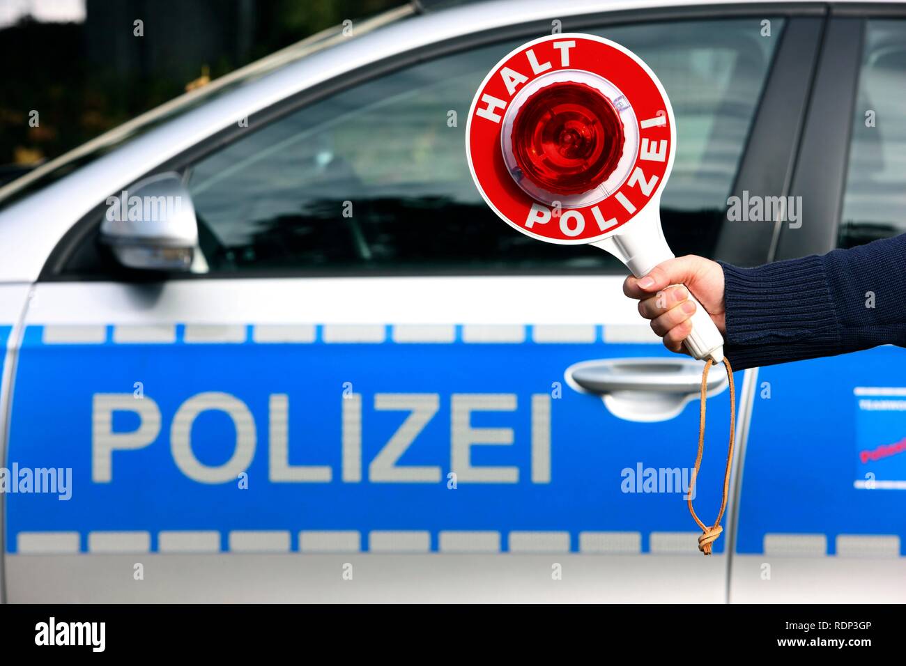 Disco di segnalazione nella parte anteriore di una macchina della polizia Foto Stock Disco di segnalazione nella parte anteriore di una macchina della polizia Foto Stock