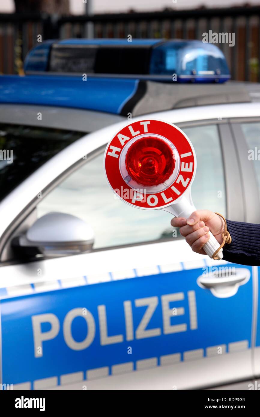 Disco di segnalazione nella parte anteriore di una macchina della polizia Foto Stock Disco di segnalazione nella parte anteriore di una macchina della polizia Foto Stock