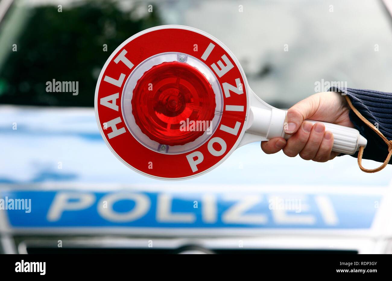 Disco di segnalazione nella parte anteriore di una macchina della polizia Foto Stock Disco di segnalazione nella parte anteriore di una macchina della polizia Foto Stock