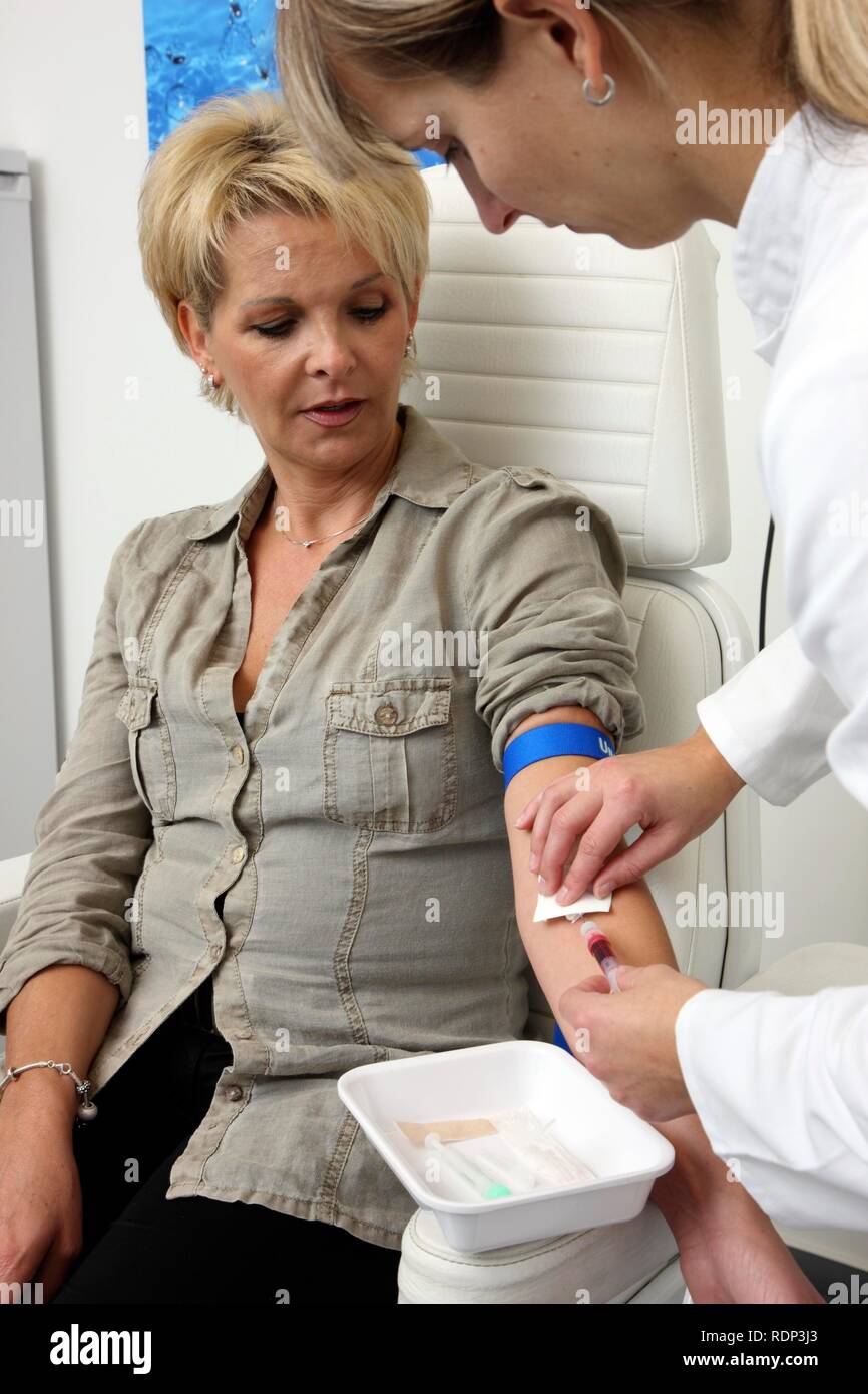 La pratica medica, il prelievo di campioni di sangue per il test in laboratorio, paziente medico con il tecnico Foto Stock