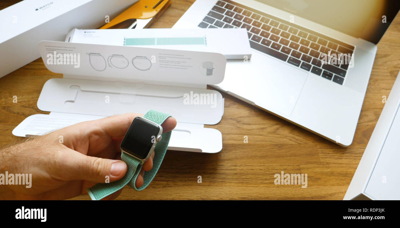 Parigi, Francia - Apr 24, 2018: Nuovo Apple Guarda serie 3 smartwatch cambiare cinghia per il nuovo 42mm verde marino Sport Loop - unboxing della fascetta Foto Stock