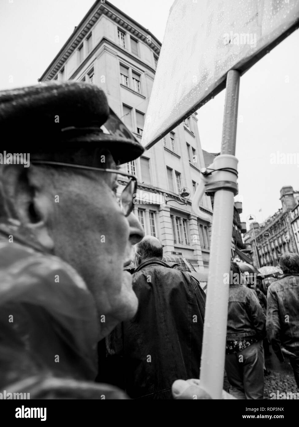 Strasburgo, Francia - Sep 12, 2018: Senior uomo d con targhetta durante un francese giornata nazionale di protesta contro la riforma del lavoro proposto da Emmanuel Macron di governo Foto Stock